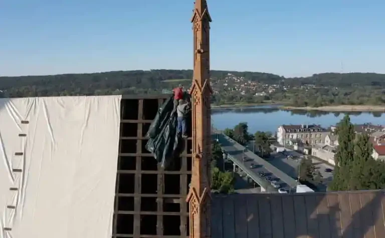 Pracownicy naprawiają dach katedry.