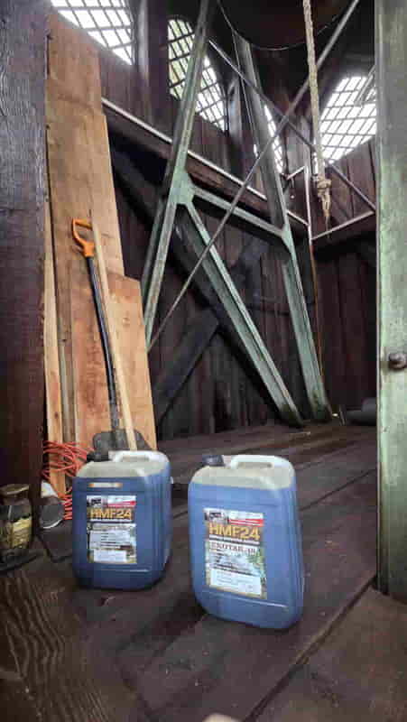 Dwa pojemniki w drewnianym smoła drszewna pomieszczeniu.